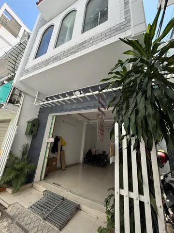 🏡 BÁN NHÀ GẦN ĐƯỜNG 2/4 – GẦN CHAMPA ISLAND 
📍 Vị trí cực đẹp: chỉ cách mặt tiền đường 2/4 khoảng 20m, đi lại thuận tiện, gần chợ, trường học, khu dân cư hiện hữu đông đúc.

🛣️ Hẻm rộng ~2m, khu vực an ninh, yên tĩnh – phù hợp ở lâu dài.
📐 Diện tích: 