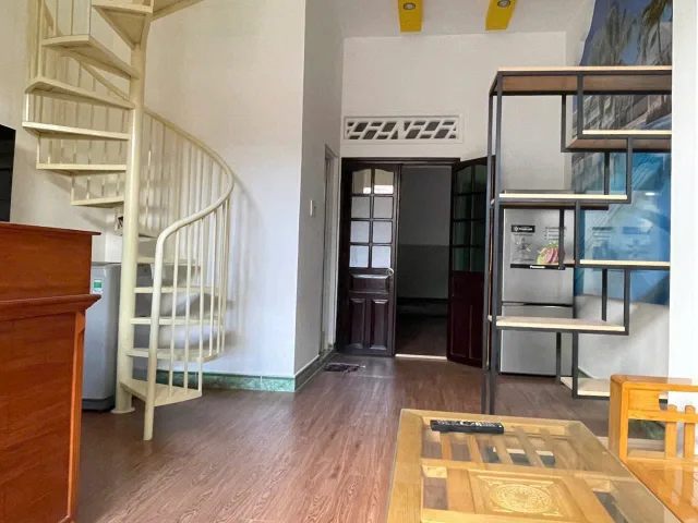 🏡BÁN NHÀ THỦY XƯỞNG - TRUNG TÂM NHA TRANG - GIÁ TỐT
Diện tích: 55,5m^2 (Diện tích thực tế sử dụng riêng 38,3m^2).
Hướng: Tây Nam.
Thiết kế: Nhà cấp 4/Nhà ở riêng lẻ trung tâm phố.
Đường rộng: Hiện trạng đường nhựa, quy hoạch rộng 16m.
Tiện ích: Sát v