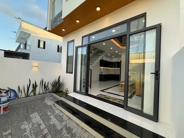 🌹 BÁN NHÀ 2 TẦNG MỚI – VĨNH TRUNG, NHA TRANG
* Cách đường 23/10 chỉ 150m, gần Siêu thị Mega
* Diện tích 60m², ngang 5,2m
* Đường ô tô vào tận nơi, đậu trước nhà
- Công năng: 3 phòng ngủ (có PN tầng trệt), 2 WC, phòng khách, bếp, phòng thờ, sân phơi, b