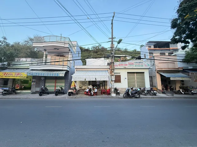 ⚡️⚡️ Bán nhà cấp 4 cũ mặt tiền Võ Thị Sáu Phường Nam Nha Trang. ⚡️⚡️
👉 Đường hiện trạng rộng 14m, nằm gần Chợ Vĩnh Trường, Trường học, Cảng Cá, Bến du lịch... Khu vực xin giấy phép đc 6 tầng 1 tum
👉 Diện tích: 67.3m (mặt tiền 5.7m, nở hậu 6.1m)
👉 Hướng