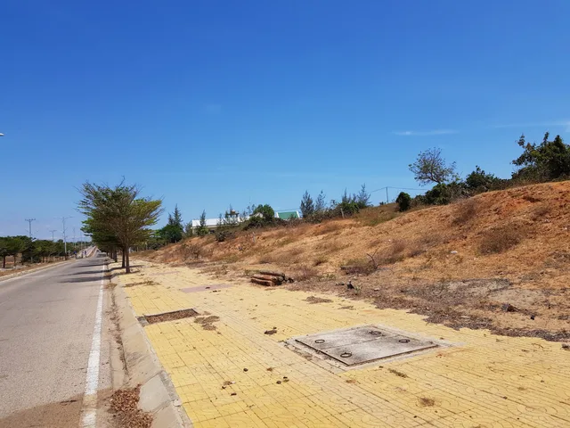 Chính chủ bán đất mặt tiền đường quốc phòng, view biển.