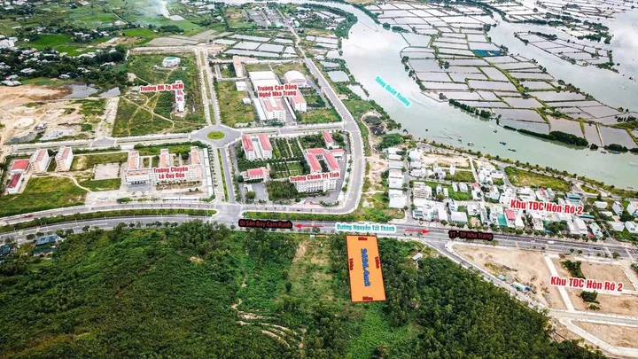 mặt tiền đường Đại Lộ Nguyễn Tất Thành  - tuyến huyết mạch nối sân bay Cam Ranh về thành phố biển Nha Trang
🐥 DT : 2.415m2 (200 thổ cư)