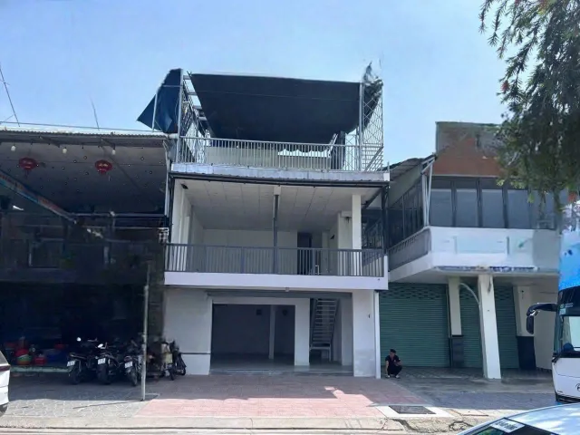Cho Thuê Nhà 3 Tầng  ,View Biển Bờ Kè Cù Lao Trung, Xóm bóng - Nha Trang. Phù hợp kinh doanh mọi ngành nghề. LH 0905 800 366 - E Hiền