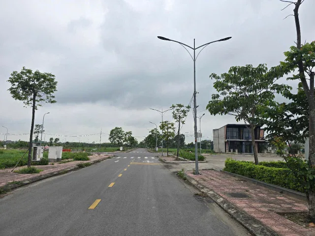 Bán đất mẫn xá yên phong dãy LK4 nhìn vườn hoa. Diện tích 90m mặt tiền 5m hướng bắc. Xã yên phong tỉnh bắc ninh