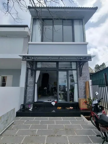 CHO THUÊ NHÀ MỚI 15 TRIỆU MẶT TIỀN ĐƯỜNG HỒ XUÂN HƯƠNG P9 ĐÀ LẠT