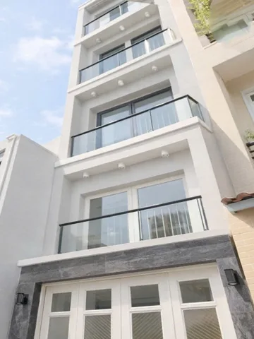 📢 Nhà đường Cách Mạng Tháng 8 Q3 , hẻm xe ôtô thông khu dân trí cao , giáp Q1 và Q10 , thuận tiện di chuyển mọi nơi .
