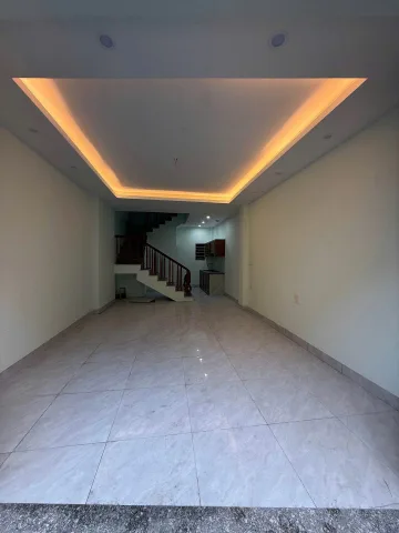 Bán nhà đẹp vị trí thuận tiện ô tô đỗ cổng