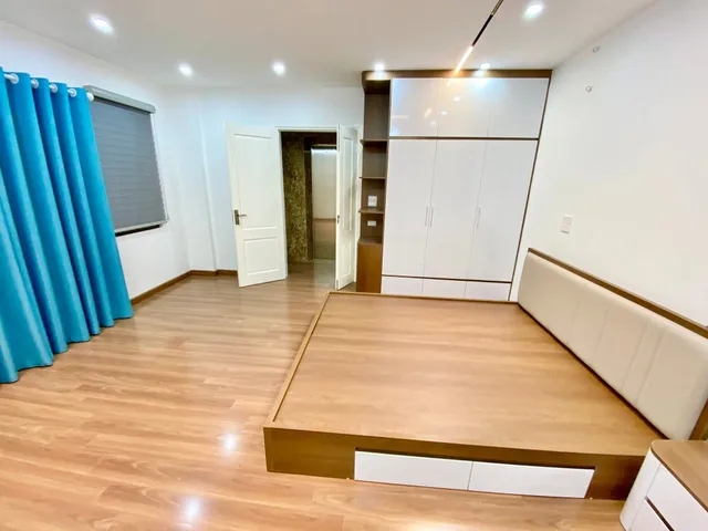 Bán nhà Trung Kính, Cầu Giấy 40m² x 5 tầng, thang máy, 2 thoáng, gần ô tô, gần hồ Trung Kính, giá 15.5 tỷ