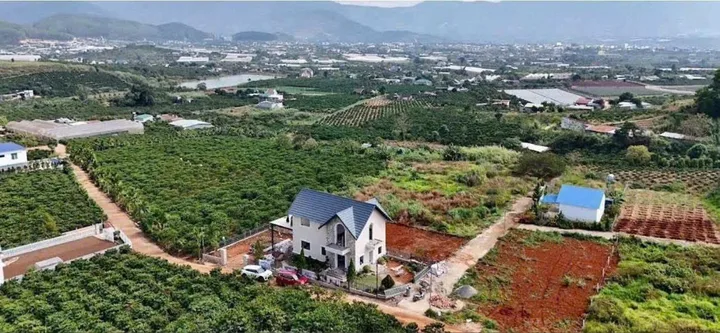 Đất 02 mặt tiền đường ở thị trấn Nam Ban view Panorama và View hồ Bãi Công. Giá 799 triệu