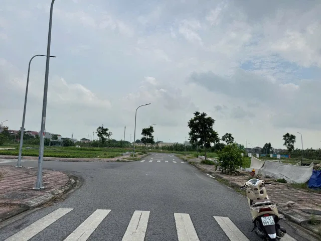 Bán đất mẫn xá long châu yên phong nhìn sân bóng dãy LK1. Diện tích 100m mặt tiền 5m hướng đông nam. Xã yên phong tỉnh bắc ninh