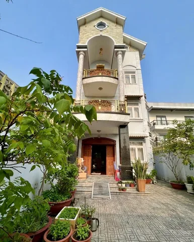 🔥 LÒ LU GẦN CHỢ TRƯỜNG THẠNH - 170m2, TẶNG NỘI THẤT GỖ CAO CẤP - 3 TẦNG,  5PN, HƠN 12,x tỷ TL.
👉 Ngang 7,2m x24m.
Được thiết kế 4 tầng đúc, 5 PN khép kín, chủ đi Mỹ nên tặng lại toàn bộ nội thất gỗ cao cấp.
👉 Pháp lý sổ hồng riêng, đã hoàn công đầy đủ,
