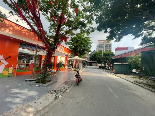 ĐẤT ĐẸP , VIEW CÔNG VIÊN, NHÀ HÀNG ,CAFE, CHUNG QUANH DÂN CƯ ĐÔNG ĐÚC ,ANH NINH TỐT , HÀNG XÓM THÂN THIỆN;