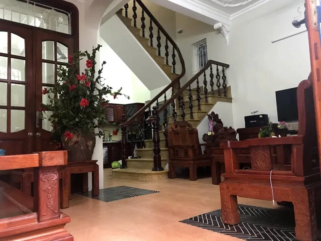 Cho Thuê Nhà Ngõ 320 Âu Cơ 70M² 3 Tầng 4 Ngủ - Nội Thất CB - Giá Thuê 15tr