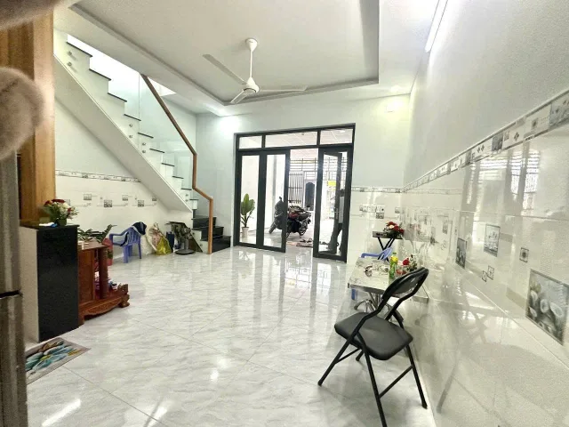 Bán nhà sổ riêng đường xe tải khu Thông Dụng gần đường Vũng Việt 3 phòng ngủ