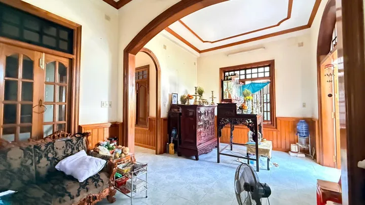 🍀CĂN NHÀ RỘNG RÃI ĐẺ GIA ĐÌNH Ở THOẢI MÁI NGAY TRUNG TÂM NHA TRANG 
🏡🏡Căn nhà 2 tầng mặt tiền đường Trương Hán Siêu Phường Nam Nha Trang 
là kiểu nhà rất hợp cho gia đình cần không gian sống rộng rãi, riêng tư và ổn định lâu dài.