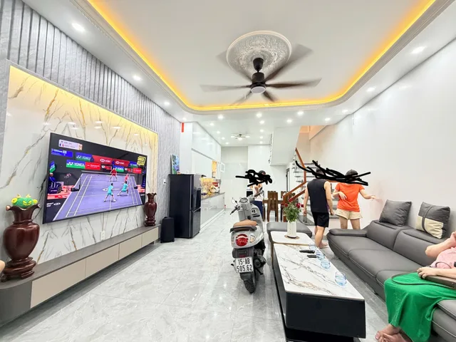 Siêu phẩm nhà Lũng Bắc Lô Góc
Chủ nhà để lại toàn bộ đồ chỉ việc xách quần áo về ở luôn