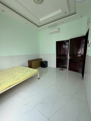 Cho thuê nhà 4 phòng ngủ hẻm ô tô đường hoàng quốc việt có nội thất