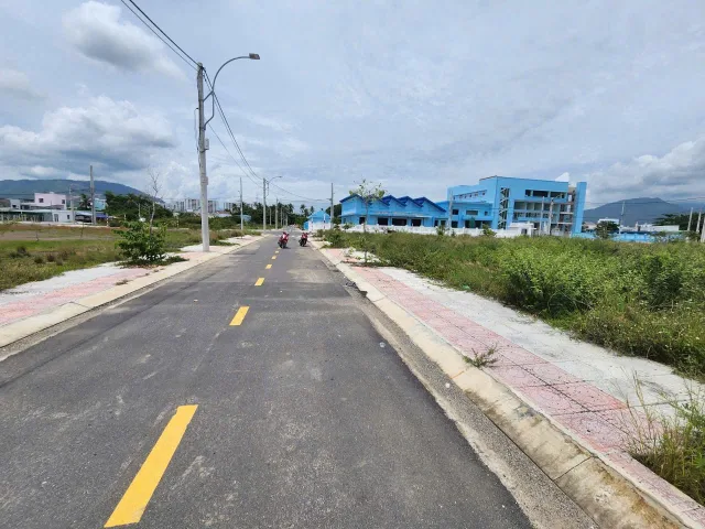 💥Bán đất Tdc Ngọc Hiệp , Nha Trang tiềm năng phát triển💥
- Diện tích: 105m2 ngang 5m 
- Đường rộng 10m kinh doanh
