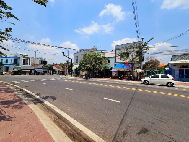 Ban đất mt lê chí dân nhựa 20 m
sát ngã tư tiệm mì
Thuộc tân an, tdm Bd
Vịtri : kinh doanh mua bán sung túc