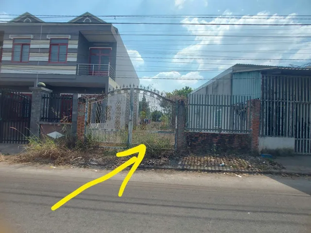Giá chỉ còn 2.3 tỷ. Thương lượng 
Tiền ít thị nhiều là đây chứ đâu nữa. 
Dx124 tân an, đường nhựa thông 5m