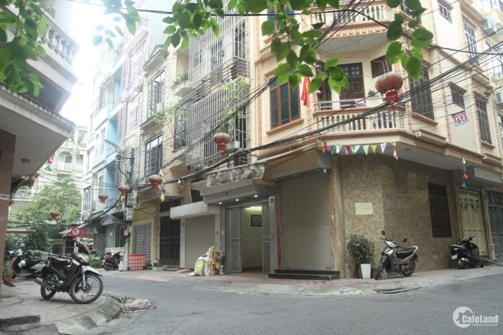 CHO THUÊ NHÀ MẶT ĐƯỜNG HỒNG HÀ – MẶT TIỀN 7.5M HIẾM ĐẸP

📍Ngay nút giao Hồng Hà – Hàm Tử Quan, chỉ 5 phút đi bộ ra Hồ Hoàn Kiếm.
🚗 Đường rộng 10m, vỉa hè 2 bên, dừng đỗ xe thuận tiện.