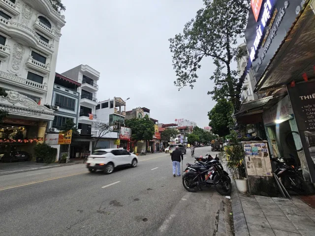 Bán đất tặng nhà 3 tầng ở trọn đời chưa hỏng. Mặt đường nguyễn trãi. Kinh doanh tốt. Diện tích 80.3m mặt tiền 4.2m hướng đông bắc. Phường võ cường tỉnh bắc ninh