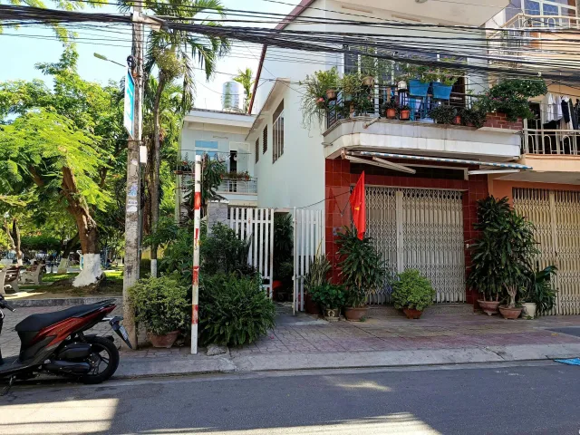 Cần bán nhà góc công viên Vĩnh Phước, Mặt tiền Đường Cao văn Bé, đi bộ ra biển Hòn Chồng TP Nha Trang