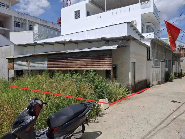 BÁN ĐẤT TẶNG DÃY TRỌ - HIỆN TRẠNG 2 MẶT TIỀN TRƯỚC SAU
- Vị trí: Gàn trường Hà Huy Tập- Cách 23/10 tầm 350m
- Về Biển khoản 10 phút đi xe máy