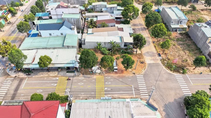 Cần Bán Gấp Lô Góc 300m2 Đường Nhựa Lớn,Vị Trí Kinh Doanh Đắc Địa.