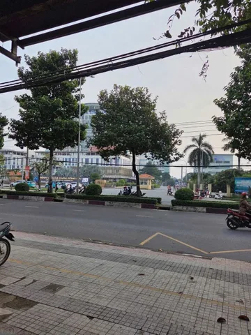 Cho thuê mặt bằng gần đối diện bệnh viện DK Đồng Nai, DT150m2, thông suốt dễ setup