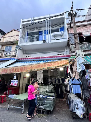 Bán nhà mặt tiền Nguyễn Thái Học, trung tâm Thủ Dầu Một, DT 105m², ngang 5m, có sẵn gần 100m² thổ cư, giá 25,5 tỷ.