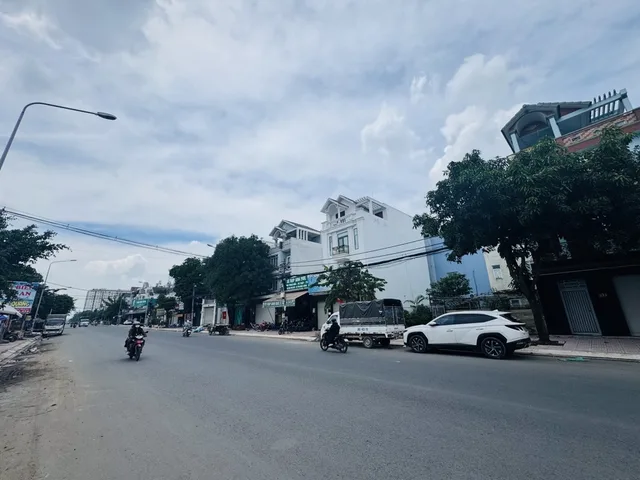 Bán nhà 400m² full thổ cư ngang 10m giá 20.5 tỷ tại Phường Bình Tân