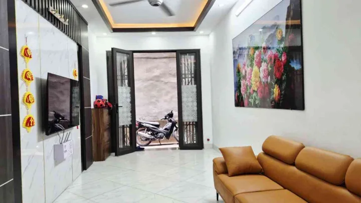 Nhà đẹp Hoàng Mai – 2 thoáng – gần ô tô 🌟
🏡 40m² • 5 tầng, nhà dân xây chắc chắn