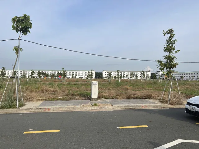Ra gấp lô đất đối diện công viên trong khu Gem SkyWorld, giá 1 tỉ 7, 100m2 có sổ, còn thương lượng