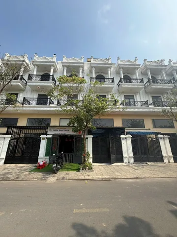 GIẢM NGAY 200TR – NHÀ ĐẸP KDC NAM LONG – SÁT NGÃ TƯ GA