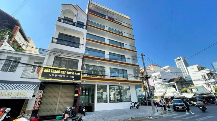 CĂN GÓC 7 TẦNG MẶT TIỀN VÕ TRỨ VÀ NGÔ ĐỨC KẾ NHA TRANG – NGAY CẠNH CHỢ XÓM MỚI