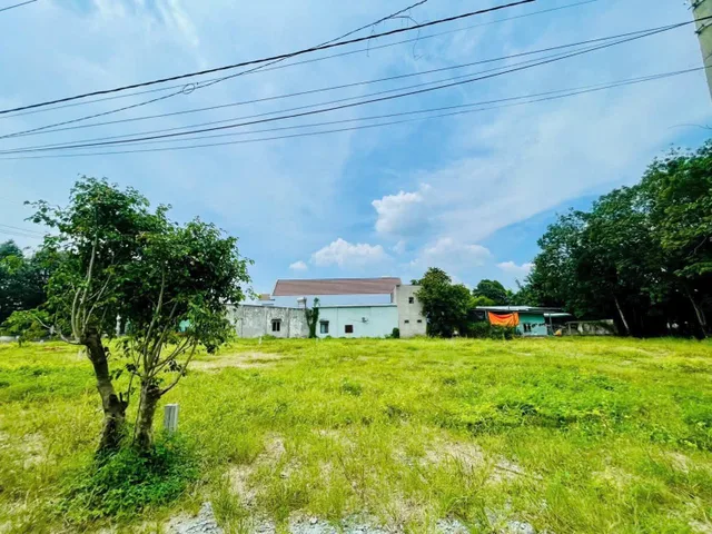 Bán lô đất mặt tiền ngay chợ, full thổ 110m2