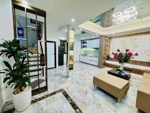 TUYỆT PHẨM NHÀ ĐẸP TRẦN KHÁT CHÂN - MẶT TIỀN RỘNG - 4 NGỦ THOÁNG SÁNG - 2 GIẾNG TRỜI Ở CỰC SƯỚNG - SÁT Ô TÔ