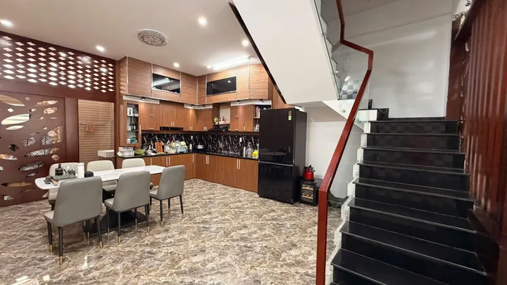 Bán nhà 4 tầng mặt tiền Nguyễn Xí, đường 7.5m, lề 4.5m, 100m2, mt 5m vuông vức giá 9,7 Tỷ Tl