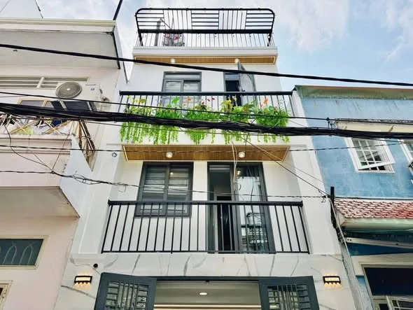GIÁ QUÁ MỀM CHO NHÀ TRUNG TÂM QUẬN 10 – FULL NỘI THẤT SANG XỊN, Chỉ 3 tỷ ,Lý Thái Tổ, , Phường 13, Quận 10.Ngang 5m x Dài 12.5m. SHR chính chủ