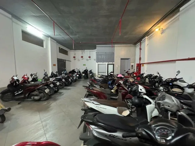 Bán Nhà Giáp Nhất. Thanh Xuân. Thang Máy. Lô Góc. Ô Tô. DT 198m2. MT 8.3m. Giá 51 Tỷ.