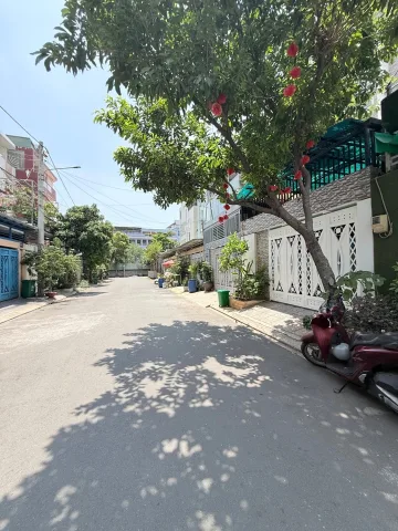 Nhà 3 lầu, 5 PN gần đường Tô Ngọc Vân Tp Thủ Đức