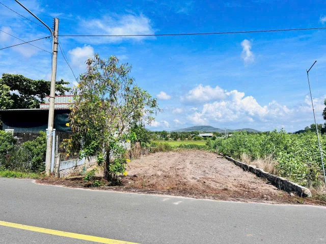 ĐẤT GIA ĐÌNH BÁN. 645m2 chỉ 1ty680 đối diện trường học, cách biển 2km