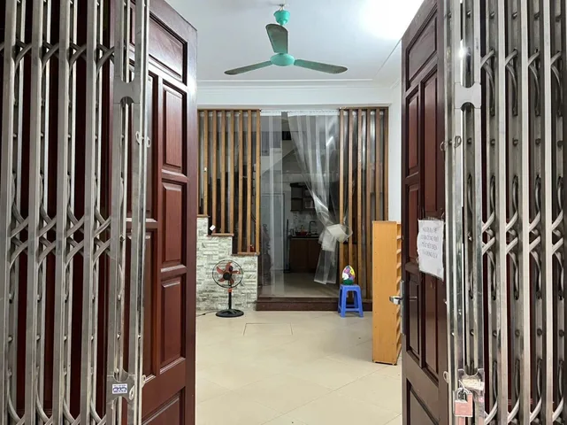 Cho thuê nhà ngõ 678 đường Láng quận Đống Đa 40M X 3T giá 11tr 20M RA Ô TÔ