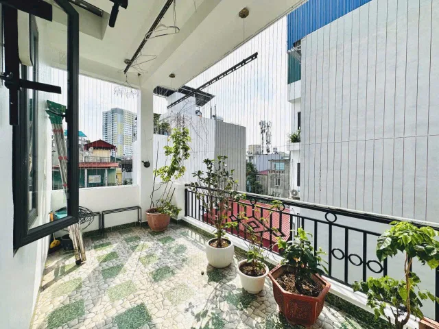 Có căn nhà ở Thái Thịnh, thực sự
48m xây 5 tầng, cầu thang giữa, thiết kế tầng 2 phòng, tính ra phải được 6 ngủ