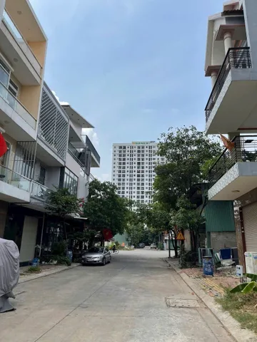 ĐƯỜNG 8 MÉT VỈA HÈ 2 MÉT - ĐỐI DIỆN BỜ TƯỜNG TƯỜNG NỘI KHU NÊN NHIỀU CHỖ ĐẬU Ô TÔ -KDC SÓNG THẦN