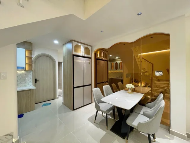 HẺM XE HƠI NGỦ TRONG NHÀ GÂN CHỢ TRƯỢNG HỌC THUẬN TIỆN ĐI LẠI