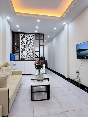 Long Biên tài chính 5 tỷ các bác đừng bỏ qua căn nhà 6 tầng dân xây độc lập nhé .
Vị trí trung tâm phường 
(Trong đê không quy hoạch)
Đi 2 phút lên cầu Vĩnh tuy qua phố 
Ngõ nông gần phố 
Sổ đỏ để tại nhà giao dịch ngay .
Lhe e Vân 0946785126 xem nh