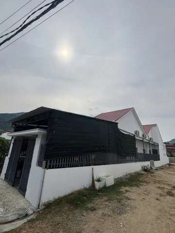 BÁN NHÀ MÁI THÁI THÔN ĐẮC LỘC - PHƯỜNG BẮC NHA TRANG
- DT: 134,1m2 ngang 5m full thổ cư
- Nhà cấp 4 : 3 phòng ngủ, toilet, bếp , phòng khách, sân rộng rãi