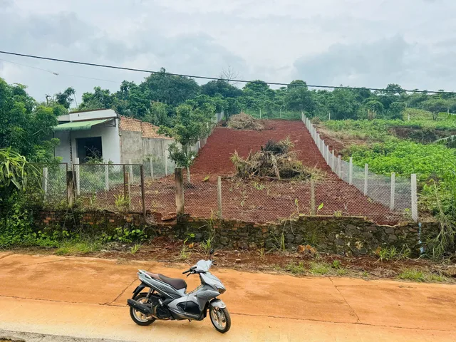 Đất trung tâm Nam Ban chỉ 500m ra đường nhựa lớn. 1km tới ủy ban xã Nam Ban. View Đẹp. Giá 1.42 Tỷ/530m2, Ngang 12m